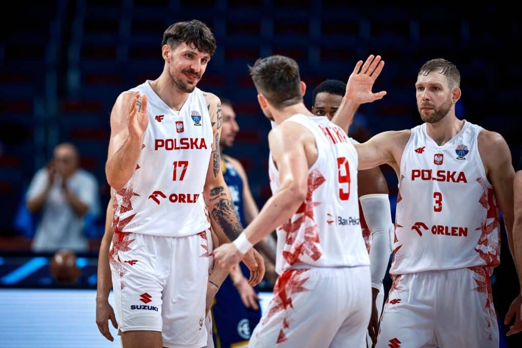 Susijengin jyräämäksi joutunut Puola puolivälieriin EM-koriksessa