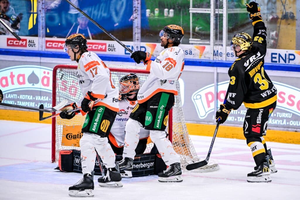 Kakkua tuli - Kärppien tähtipelaaja sikaili Kakkua tuli – Kärppien tähtipelaaja sikaili