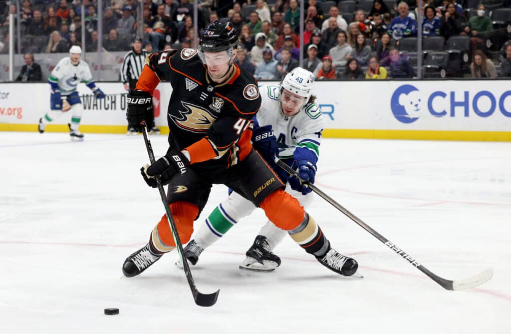 Nyrkkisankari yllätti – hurjat tehot NHL-seuran voitossa