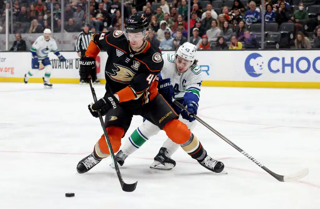 Nyrkkisankari yllätti – hurjat tehot NHL-seuran voitossa