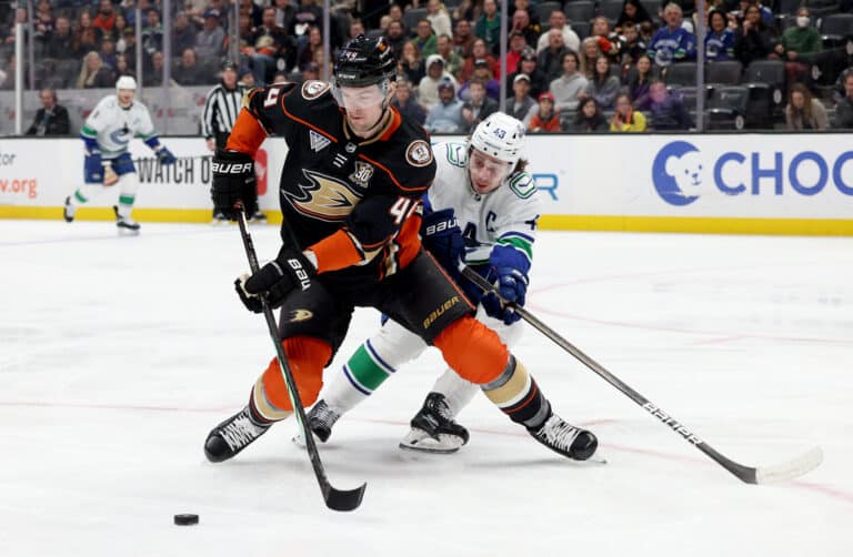 Nyrkkisankari yllätti – hurjat tehot NHL-seuran voitossa