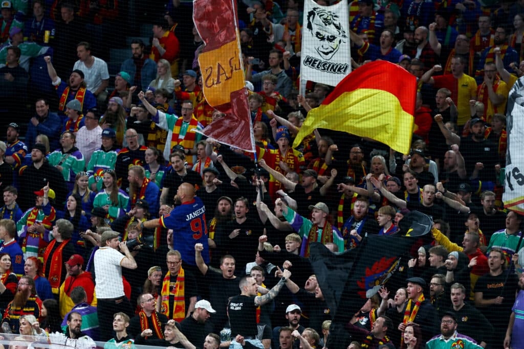 Moni hieraisi silmiään – Jokereilla hämmentävä yleisömäärä