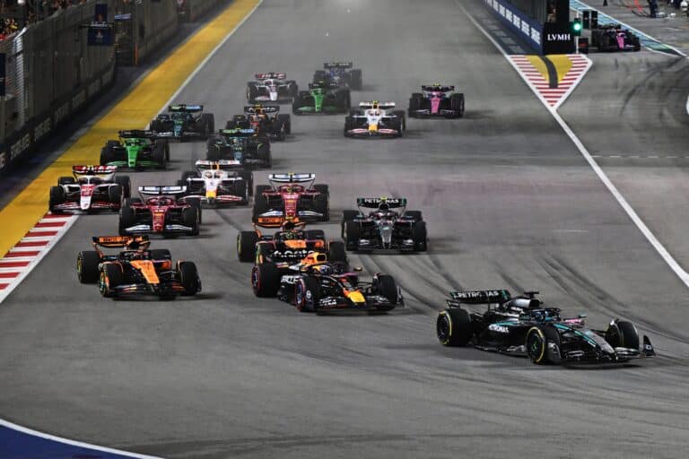 George Russell ajoi Singaporen F1-kisan voittoon – McLarenin mestaruusjuhlat vietetään viileissä tunnelmissa