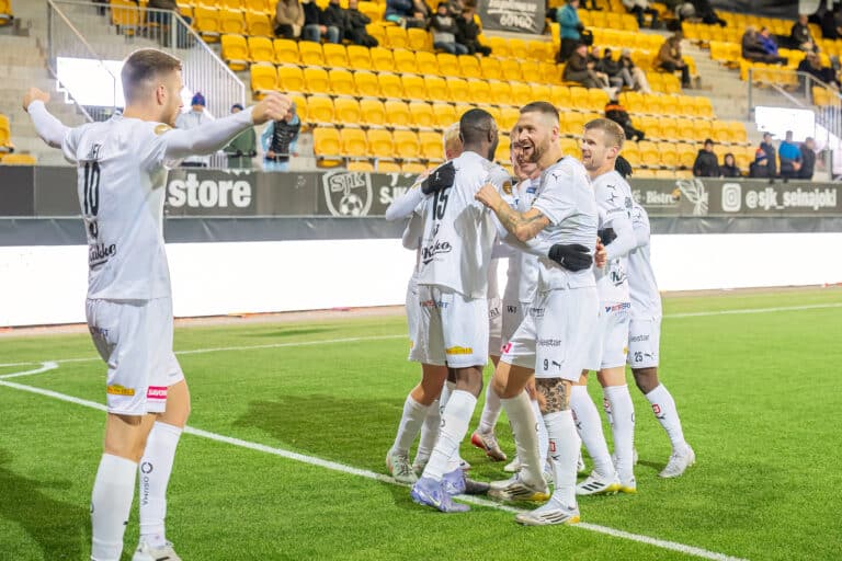 Veikkausliigan mestarisuosikki jäi nuolemaan näppejään