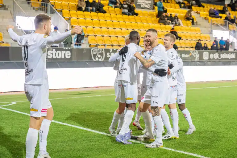 Veikkausliigan mestarisuosikki jäi nuolemaan näppejään