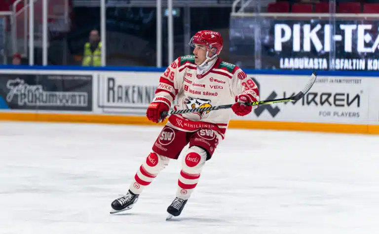 Vaasan Sportin tyhjennysmyynnit näkyvät karulla tavalla - tekeekö fanien tähtihankinta lähtöä? Vaasan Sportin tyhjennysmyynnit näkyvät karulla tavalla – tekeekö fanien tähtihankinta lähtöä?