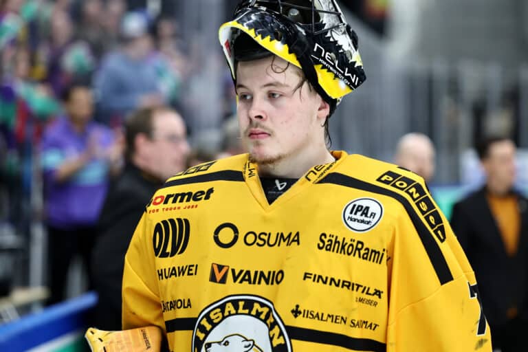 Entinen Pelicans-vahti siirtyy lähtee ulkomaille