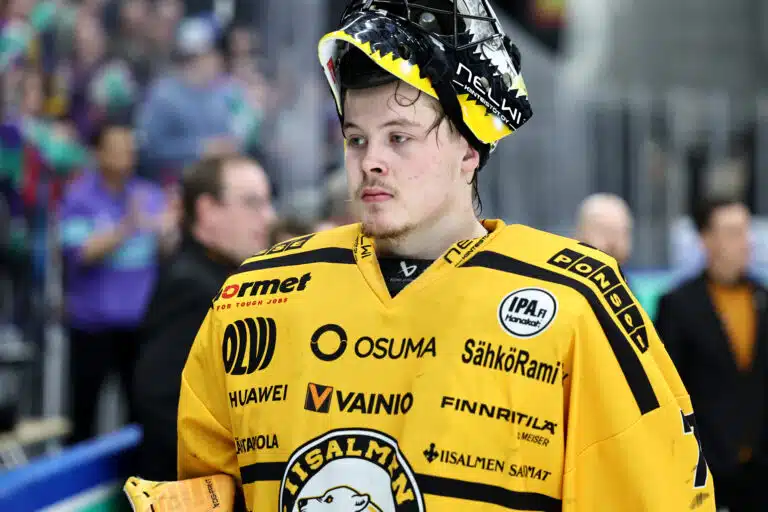 Entinen Pelicans-vahti siirtyy lähtee ulkomaille