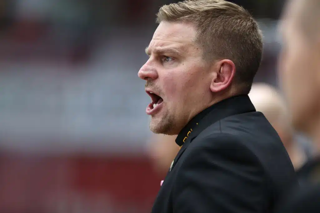 Mestis-seura antoi päävalmentajalleen potkut - uusi mies löytyi vielä samana iltana Mestis-seura antoi päävalmentajalleen potkut – uusi mies löytyi vielä samana iltana