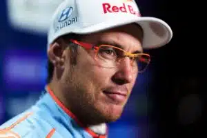 MM-rallin avauksessa rytisi heti – Kalle Rovanperän korvaaja väläytti heti