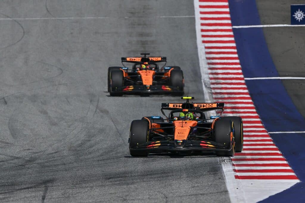 Oscar Piastri tiukasti kiinni johtoasemassa