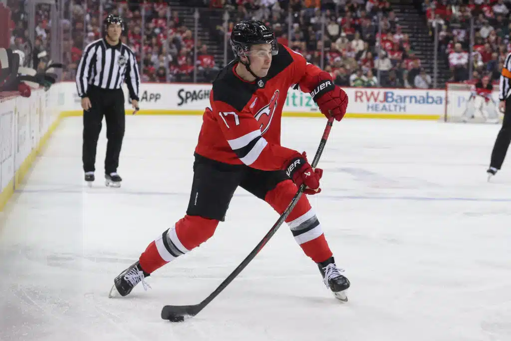 Calgary Flames kiinnitti nuoren puolustajan pitkällä sopimuksella Calgary Flames kiinnitti nuoren puolustajan pitkällä sopimuksella