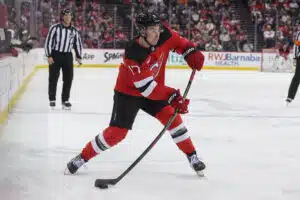 Calgary Flames kiinnitti nuoren puolustajan pitkällä sopimuksella