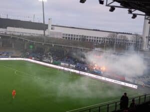 HJK:n kannattajat aiheuttivat välikohtauksen Kuopiossa – poliisi puuttui tilanteeseen