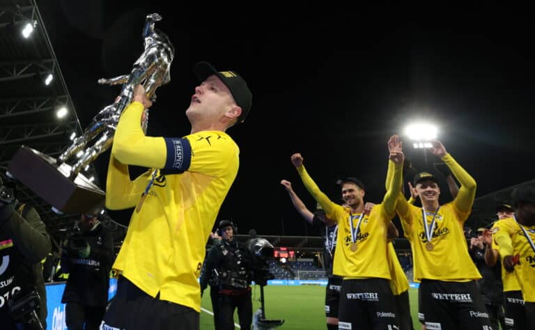 KuPS-tähti kommentoi HJK:n fanien käytöstä Atleetille KuPS-tähti kommentoi HJK:n fanien käytöstä Atleetille