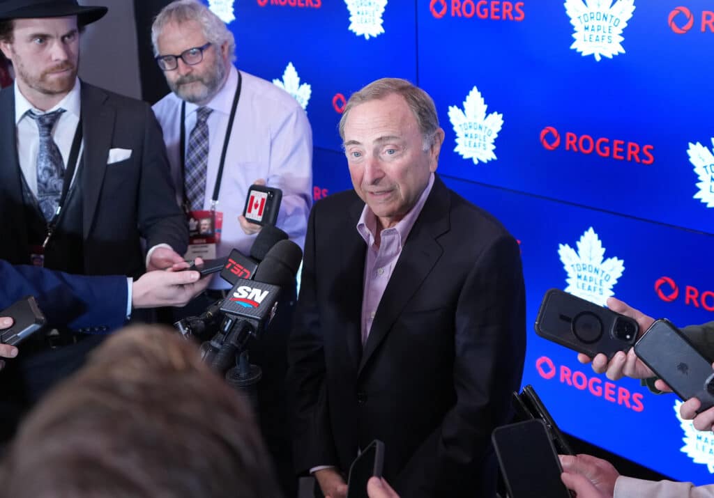 NHL-pomo Gary Bettman kommentoi Venäjän kohtaloa Milanossa NHL-pomo Gary Bettman kommentoi Venäjän kohtaloa Milanossa