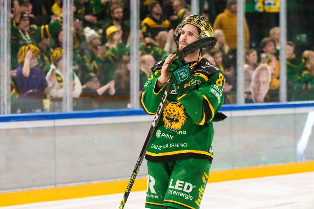 Oula Palve vaihtamassa seuraa