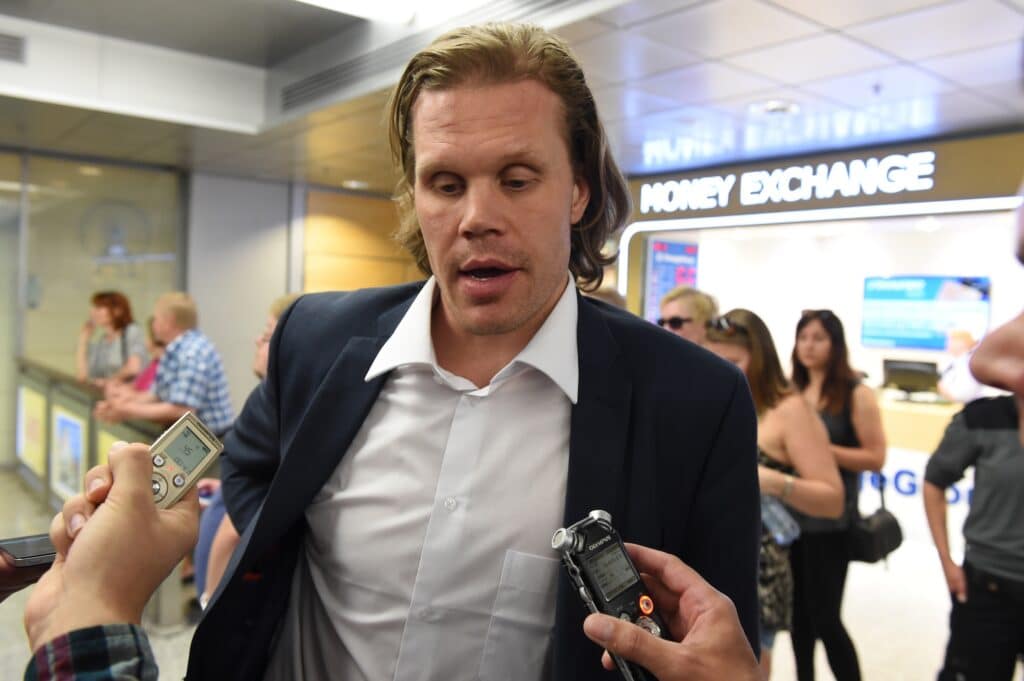 Olli Jokinen Helsinki-Vantaan lentokentällä Minskissä 2014 hävityn MM-finaalin jälkeen.