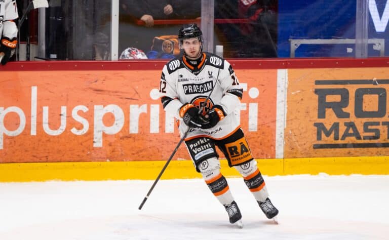 SM-liigapelaaja esiintyi todella pettyneenä kameran edessä SM-liigapelaaja esiintyi todella pettyneenä kameran edessä