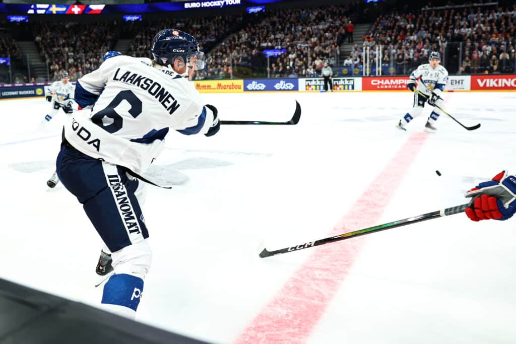 Leijona-pelaaja vaihtamassa tuttuun seuraan