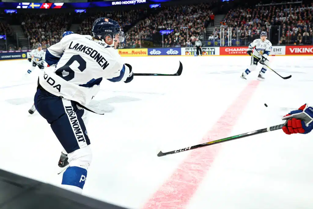 Leijona-pelaaja vaihtamassa tuttuun seuraan