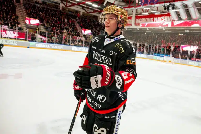 A-junioreiden Liigassa jymypaukku – Kiekko-Espoo kaatoi Santeri Huovilan tähdittämän JYPin