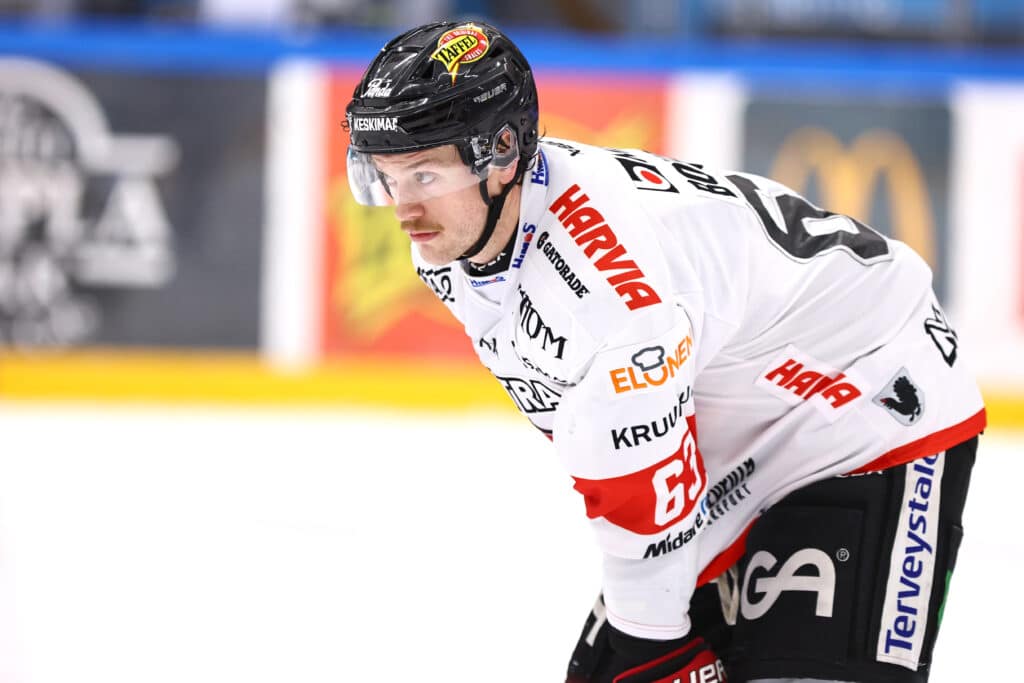 JYP iski pöytään kovan kiinnityksen kesken ottelun JYP iski pöytään kovan kiinnityksen kesken ottelun