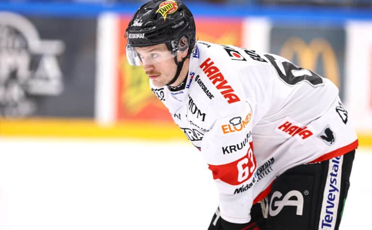 JYP iski pöytään kovan kiinnityksen kesken ottelun JYP iski pöytään kovan kiinnityksen kesken ottelun