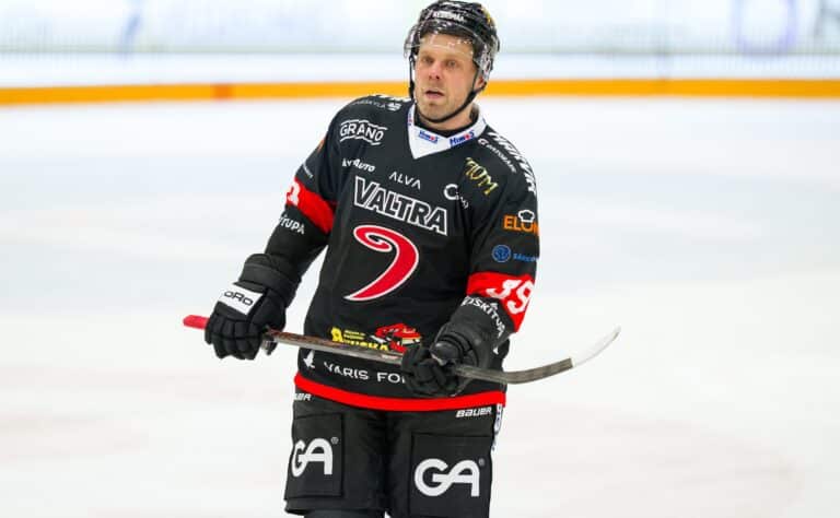 SM-liigan kohupelaaja sai pitkän pelikiellon SM-liigan kohupelaaja sai pitkän pelikiellon