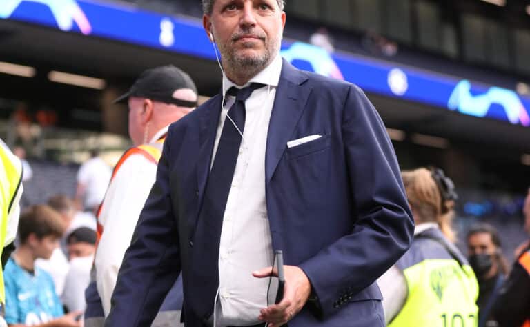 Italian jalkapallomahti tekemässä hurjaa kaappausta