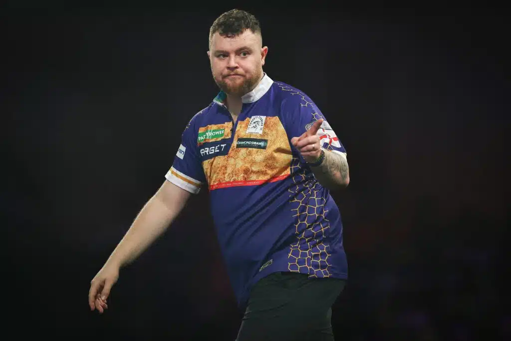 Dartsin MM-kisoissa 16 parasta selvillä – luvassa hurjia ottelupareja