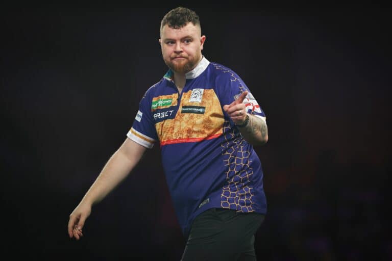 Dartsin MM-kisoissa 16 parasta selvillä – luvassa hurjia ottelupareja