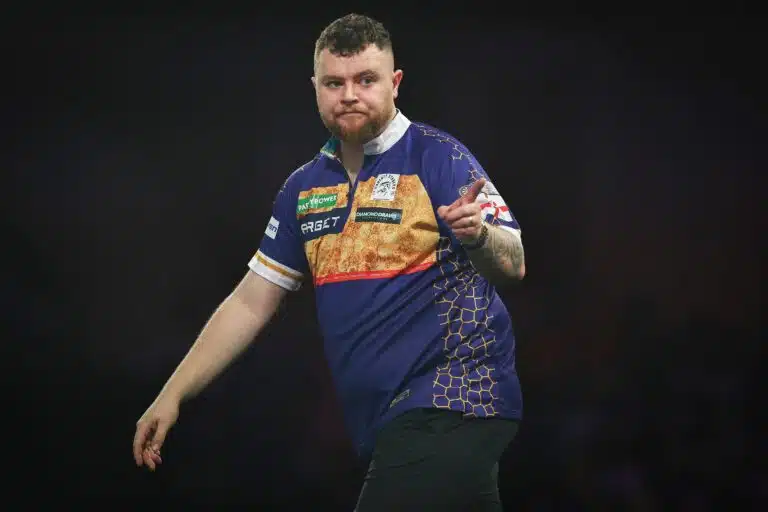 Dartsin MM-kisoissa 16 parasta selvillä – luvassa hurjia ottelupareja