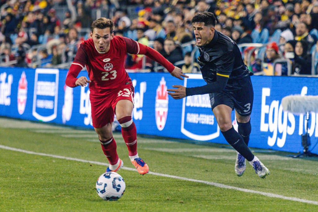 Valioliigan heittopussi tekemässä kovan naarauksen - maajoukkuepelaaja tähtäimessä Valioliigan heittopussi tekemässä kovan naarauksen – maajoukkuepelaaja tähtäimessä