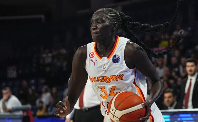 Suomalaissentteri hurjassa vireessä Suomalaissentteri hurjassa vireessä