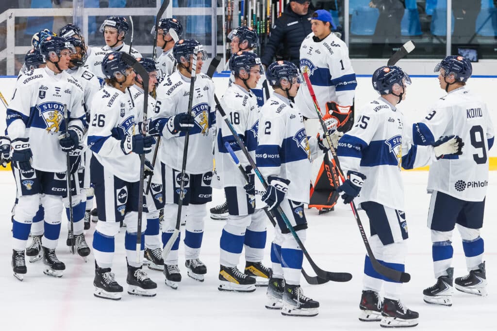 Nuoret Leijonat pureskeli pisteet pakkopullasta