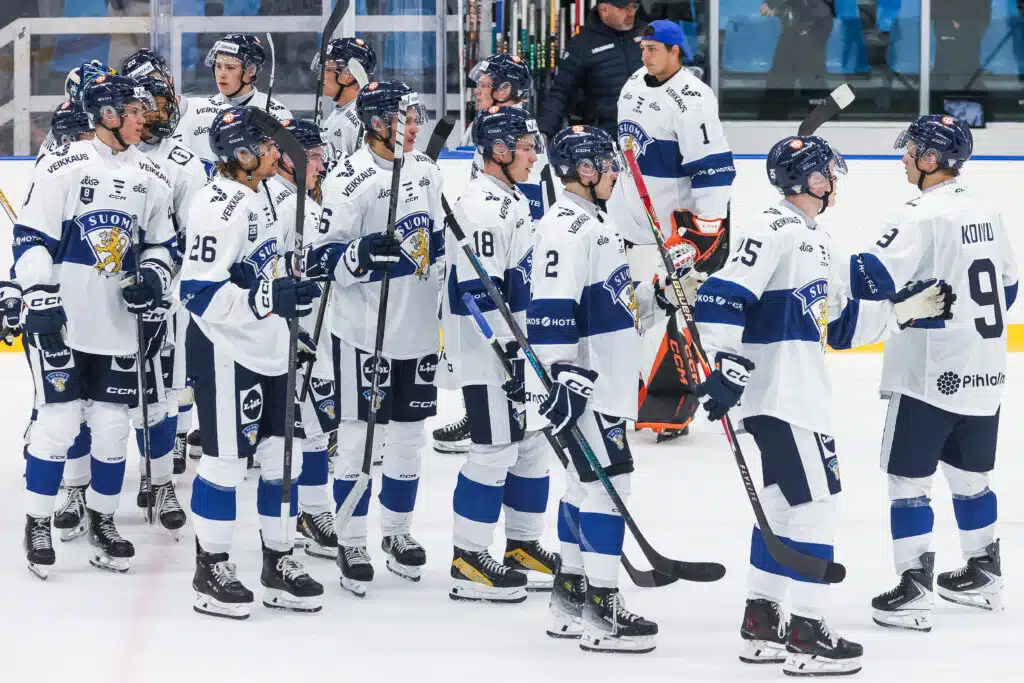 Nuoret Leijonat pureskeli pisteet pakkopullasta