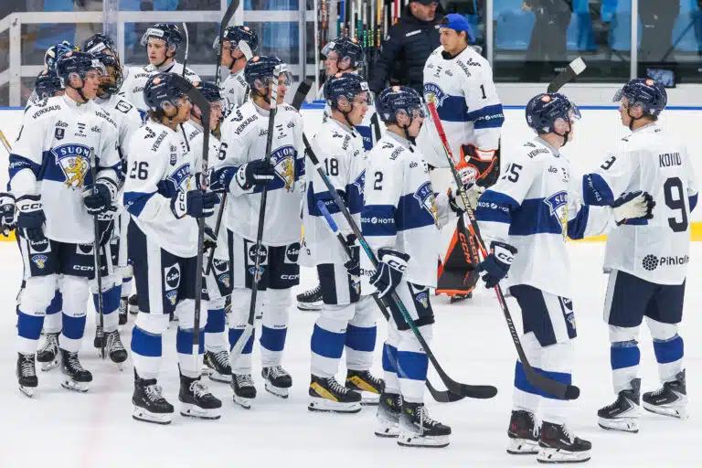 Nuoret Leijonat pureskeli pisteet pakkopullasta