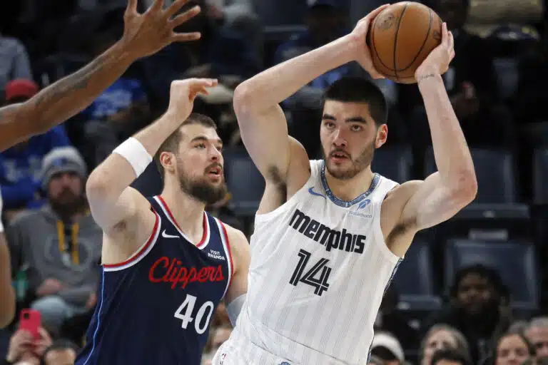 Kova takaisku Tuomas Iisalon NBA-joukkueelle