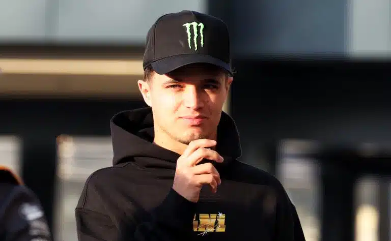 F1-tähti Lando Norris joutui hieraisemaan silmiään uuden autonsa edessä