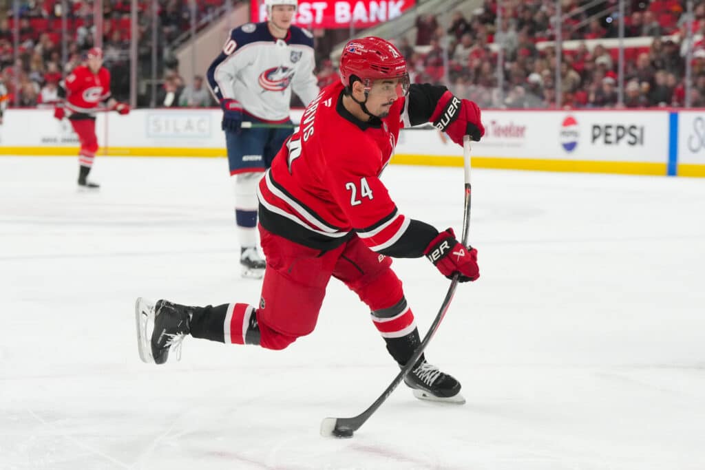 NHL-tähti Sebastian Ahosta kova arvio - Carolinan uudessa mestaruusjahdissa vain yksi iso kysymysmerkki Carolina Hurricanesin kanadalaishyökkääjä Seth Jarvis loukkaantui