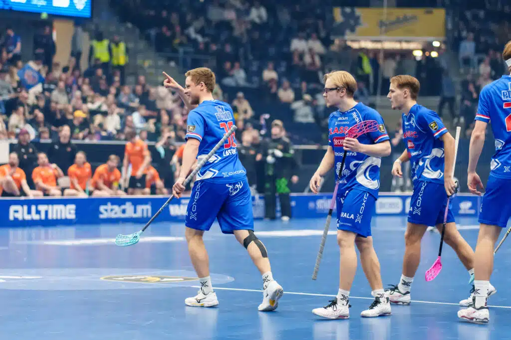 F-liigassa dramaattinen kärkiottelu – jättiyleisö todisti maalijuhlia