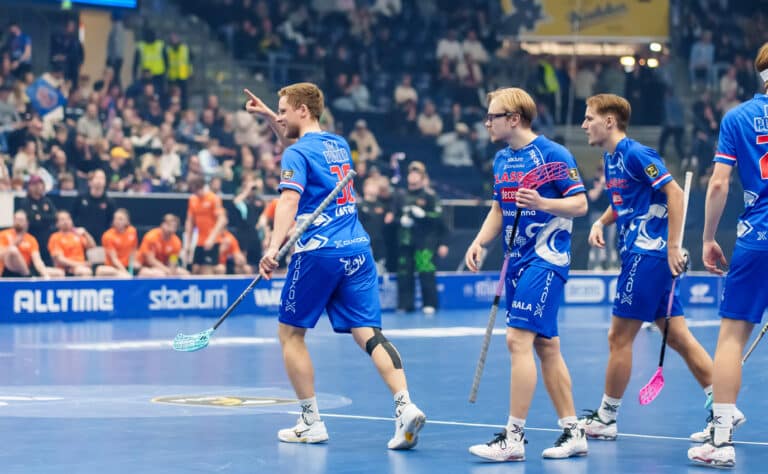 F-liigassa dramaattinen kärkiottelu – jättiyleisö todisti maalijuhlia