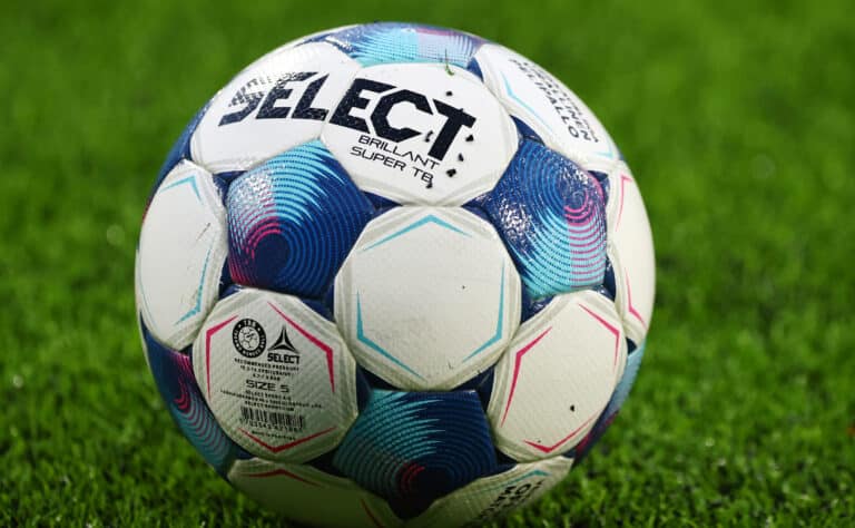 Ruotsalaisfutari lopettaa uransa 24-vuotiaana Ruotsalaisfutari lopettaa uransa 24-vuotiaana