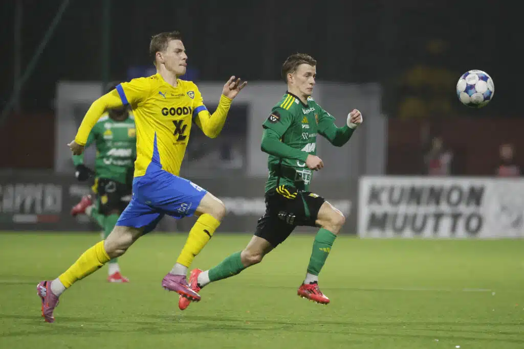 Ilves vahvisti takalinjojaan – ”Elää vahvalla tunteella peleissä”