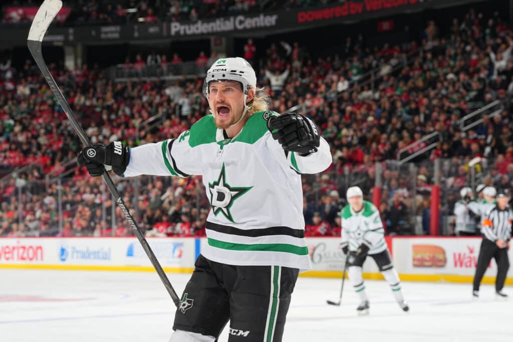 Roope Hintz ylitti merkittävän rajapyykin kolmanneksi nopeimpana Roope Hintz ylitti merkittävän rajapyykin kolmanneksi nopeimpana