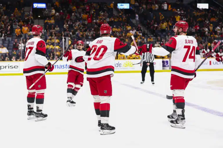 Sebastian Aho nousi Sidney Crosbyn rinnalle kaikkien aikojen kakkoseksi – ”Aina kannattaa laukoa”
