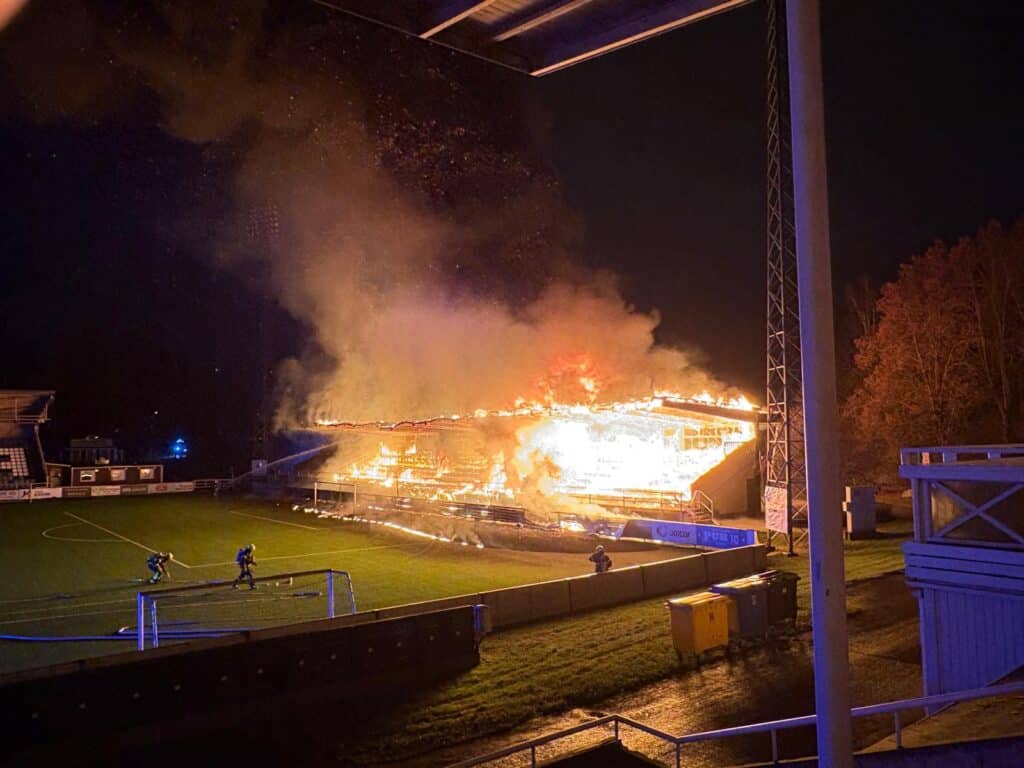 Legendaarisen jalkapallostadionin katsomo paloi poroksi – tämä tilanteesta tiedetään nyt