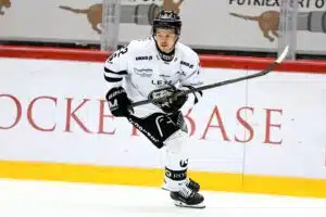 SM-liigaseura pisti pelaajansa pihalle