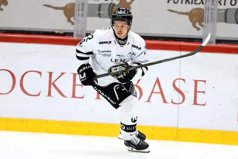 SM-liigaseura pisti pelaajansa pihalle